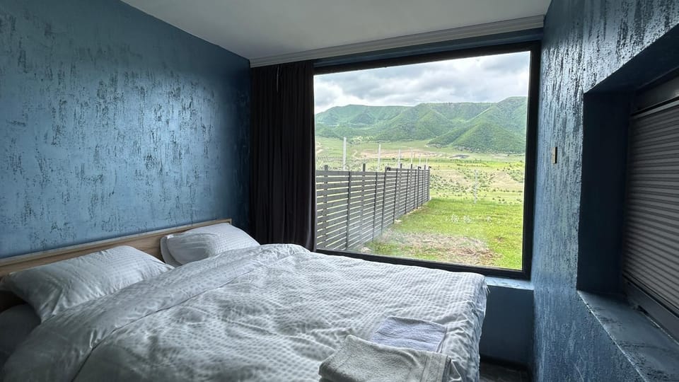 Spring, Bed, Natural landscape, Photo of the whole room, Bedroom, Mountain view