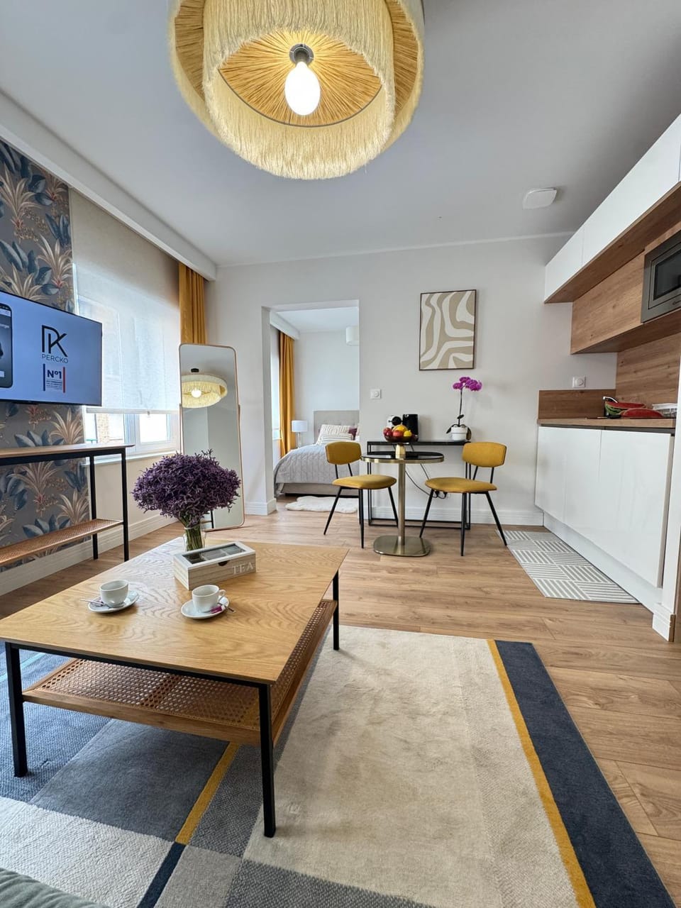 Kitchen or kitchenette, Living room, Seating area, Dining area