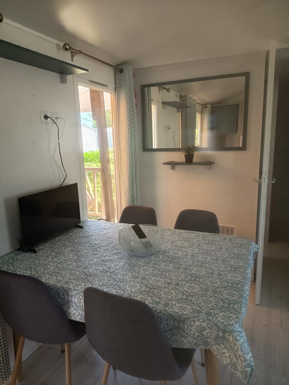 TV and multimedia, Kitchen or kitchenette, Living room, Seating area, Dining area