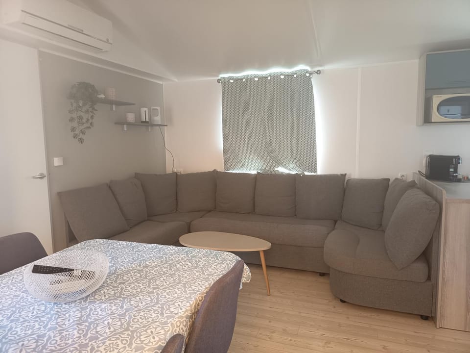TV and multimedia, Living room, Seating area, Dining area, air conditioner