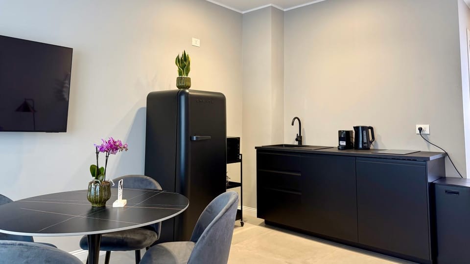 TV and multimedia, Coffee/tea facilities, Kitchen or kitchenette, Dining area