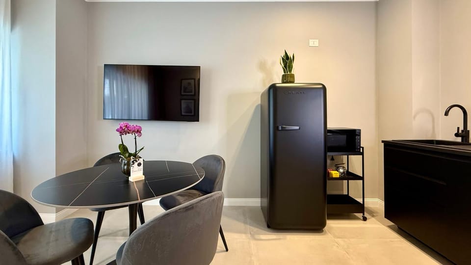 Kitchen or kitchenette, Living room, Seating area, Dining area, oven