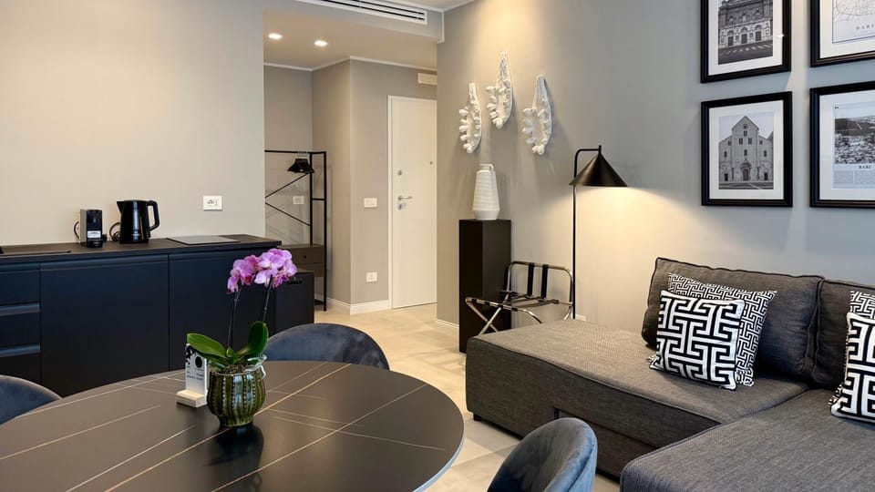 Kitchen or kitchenette, Living room, Seating area, Dining area