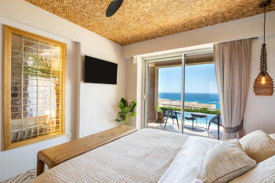 Bed, TV and multimedia, Photo of the whole room, Bedroom, Sea view
