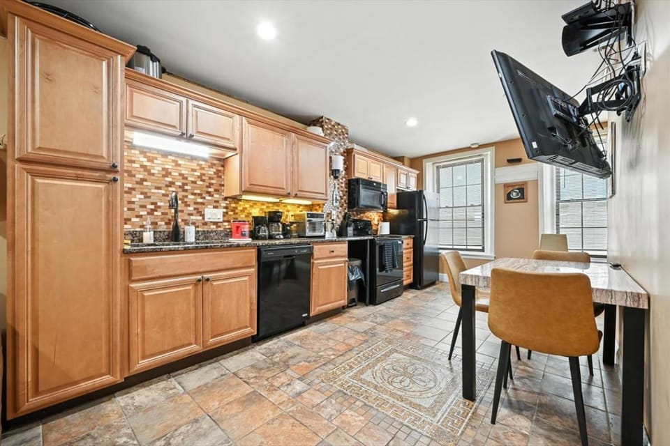 Coffee/tea facilities, Kitchen or kitchenette, Dining area, dishwasher, oven, stove