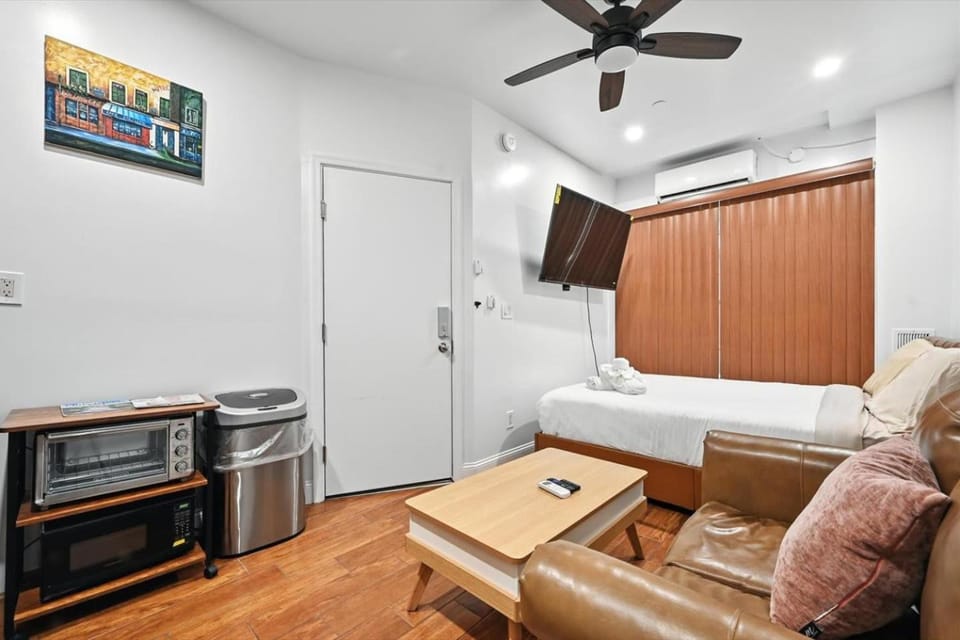 Bed, TV and multimedia, Kitchen or kitchenette, Photo of the whole room, Seating area, Bedroom