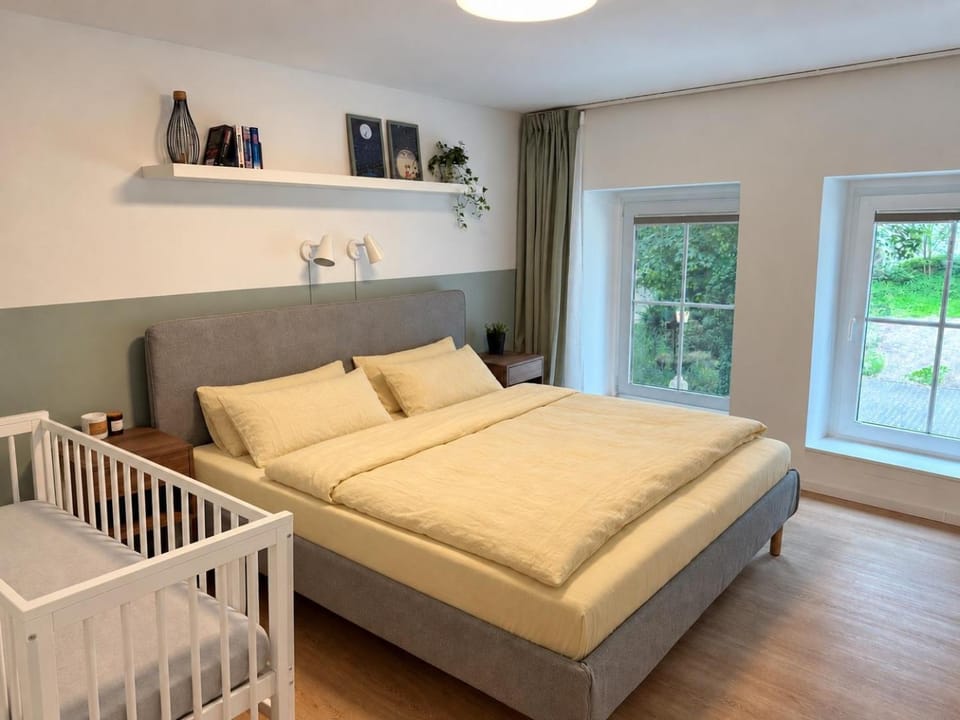 Bedroom, cot