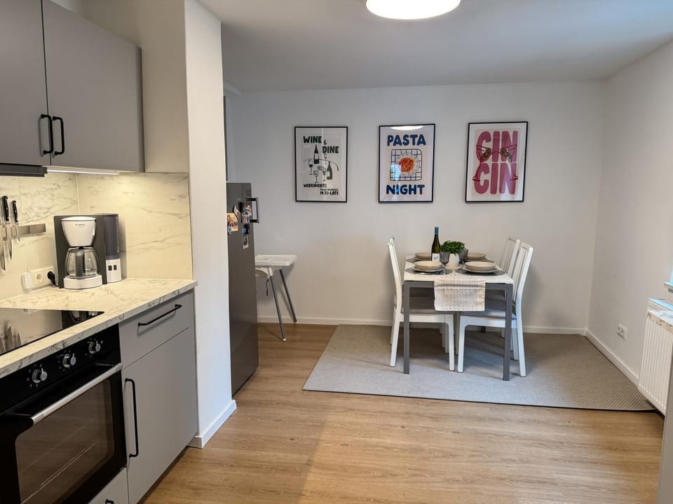 Coffee/tea facilities, Kitchen or kitchenette, Dining area, oven, stove