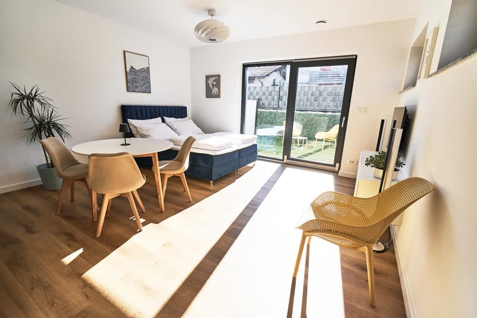 Bed, TV and multimedia, Living room, Photo of the whole room, Seating area, Dining area, Bedroom