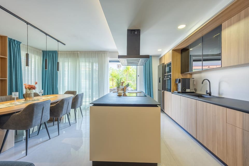 Kitchen or kitchenette, Dining area, dishwasher, oven, stove