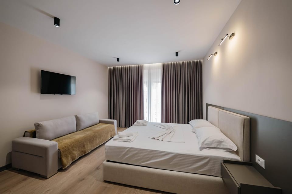 Bed, TV and multimedia, Photo of the whole room, Seating area, Bedroom
