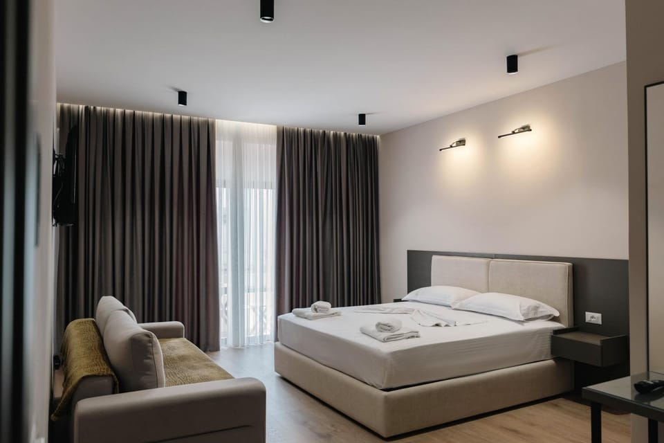 Bed, Photo of the whole room, Seating area, Bedroom, towels