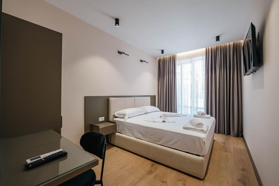 Bed, TV and multimedia, Photo of the whole room, Bedroom, towels