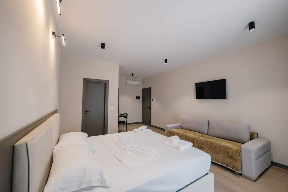 Bed, TV and multimedia, Photo of the whole room, Seating area, Bedroom