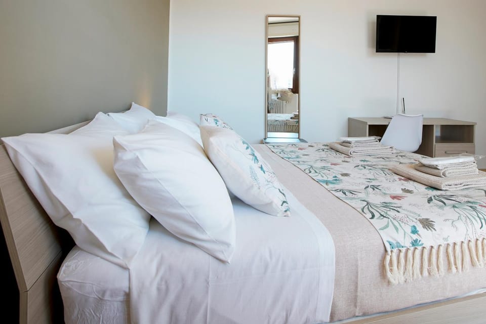 TV and multimedia, Photo of the whole room, Bedroom