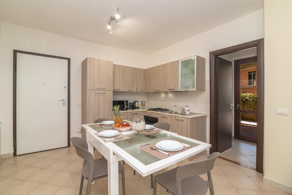 Coffee/tea facilities, Kitchen or kitchenette, Food and drinks, Dining area, oven, stove