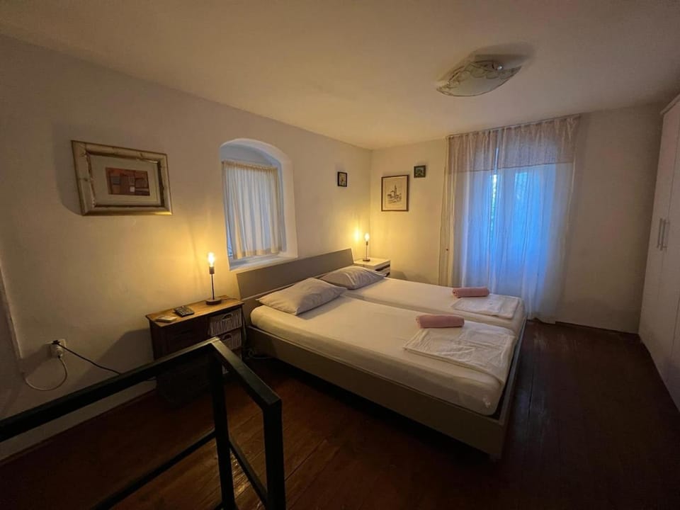 Bed, Bedroom, towels