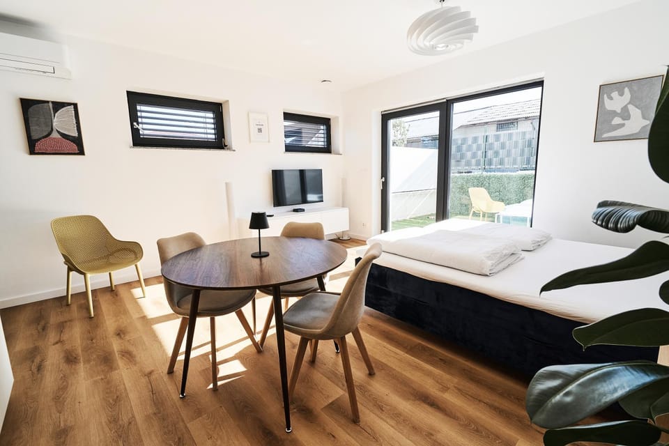 Bed, TV and multimedia, Living room, Photo of the whole room, Dining area, Bedroom