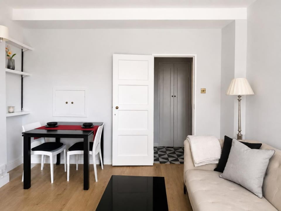 Two Bedroom Apartment, Sloane Square Apartment in City of Westminster