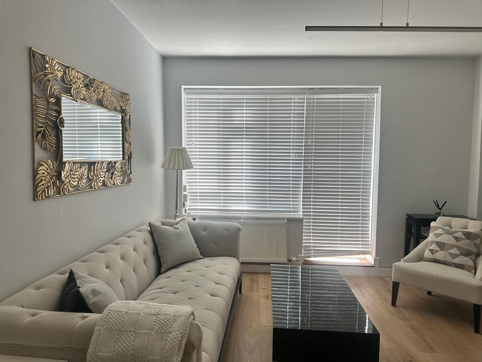 Modern One Bedroom Apartment, Sloane Square Apartment in City of Westminster