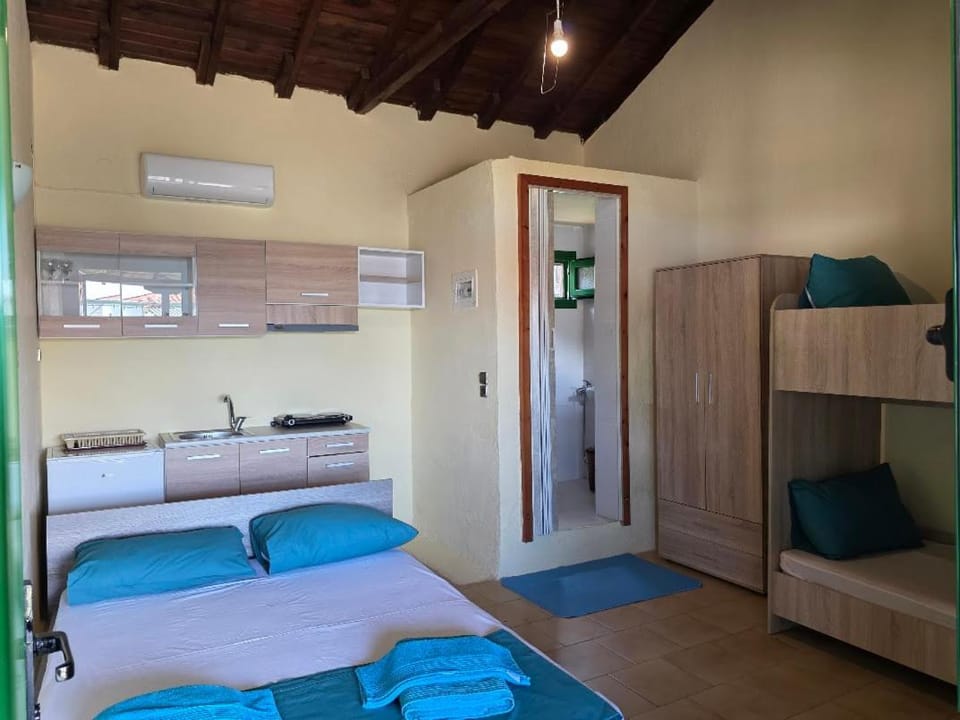 Bed, Kitchen or kitchenette, Photo of the whole room, Seating area, Bedroom, bunk bed, wardrobe, air conditioner