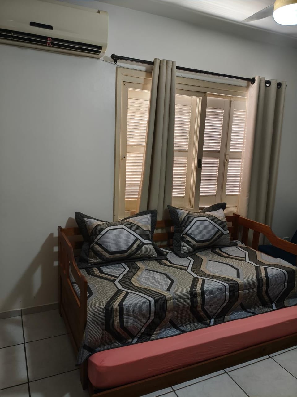 Bed, Seating area, air conditioner