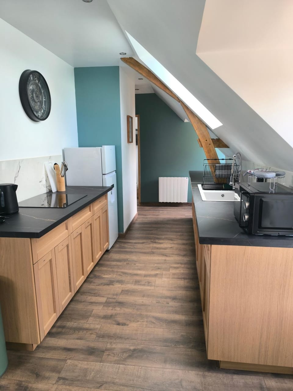 Coffee/tea facilities, Kitchen or kitchenette, stove
