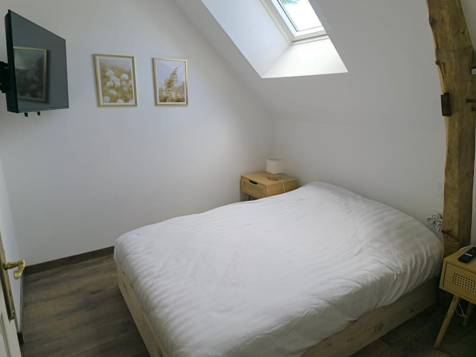 Bed, TV and multimedia, Photo of the whole room, Bedroom
