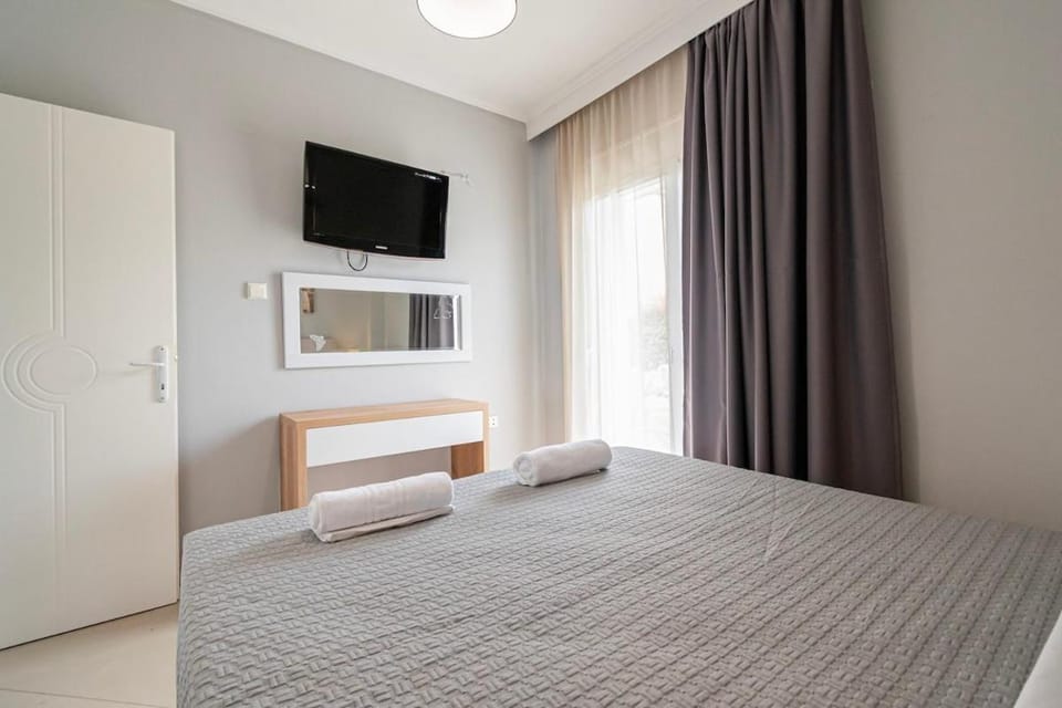 Bed, TV and multimedia, Photo of the whole room, Bedroom