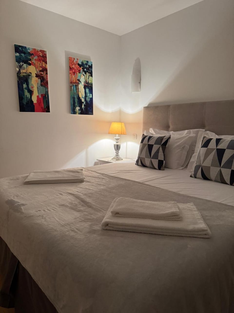 Bed, Bedroom, towels