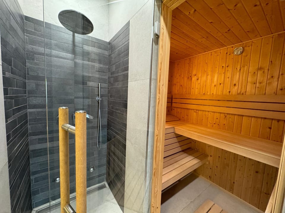 Shower, Sauna