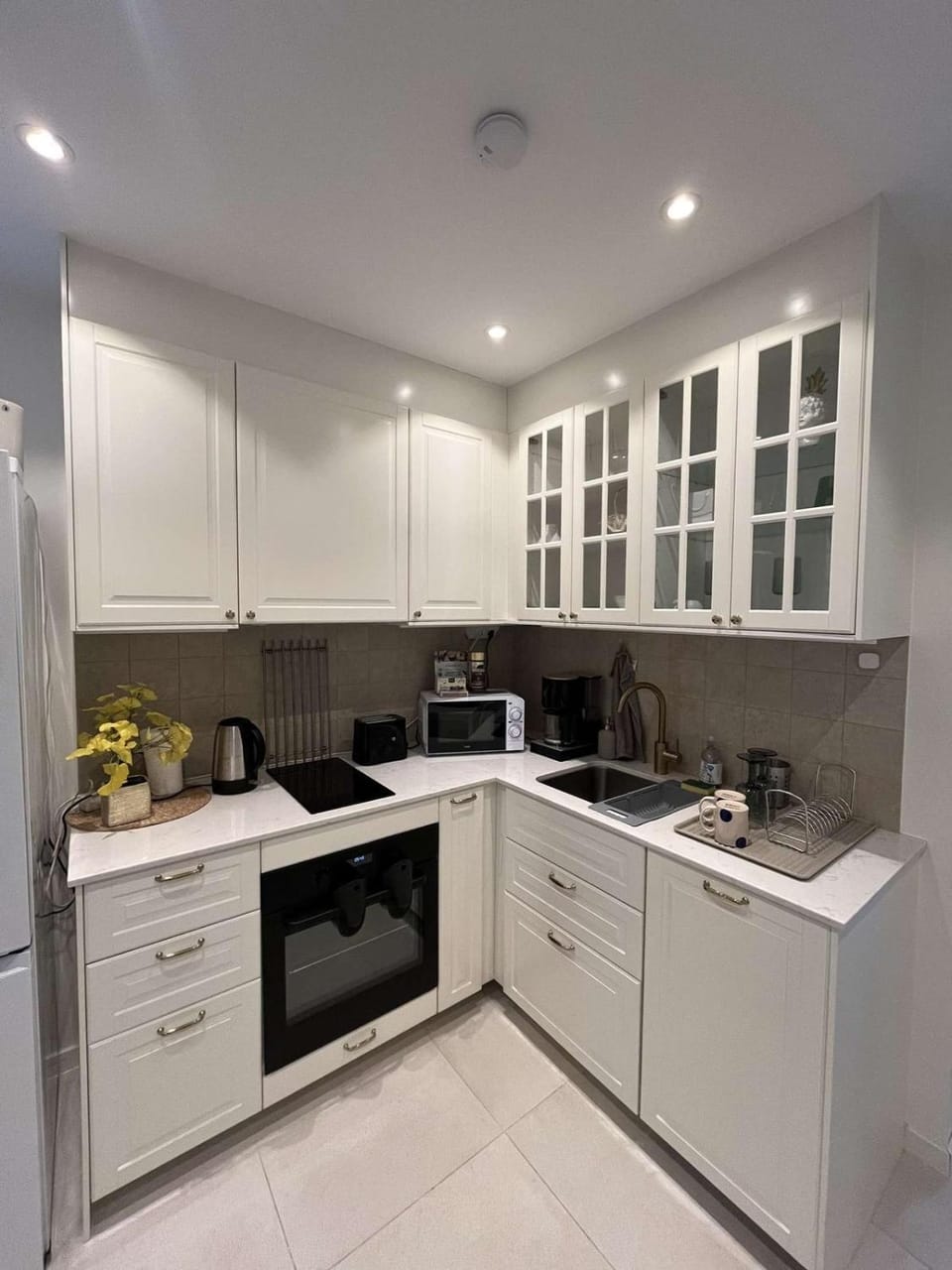 Kitchen or kitchenette, dishwasher, stove