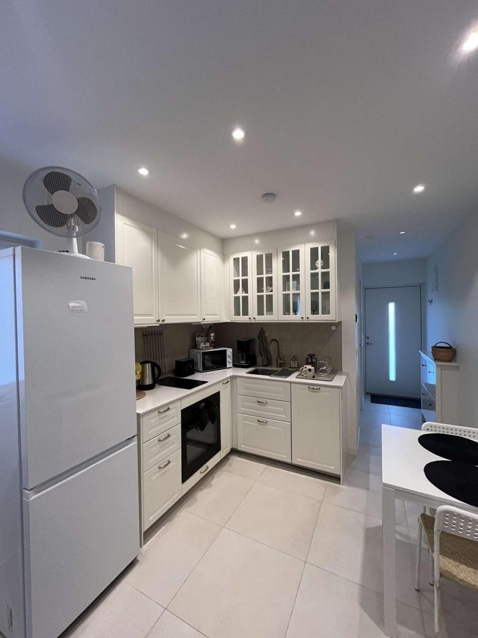 Kitchen or kitchenette, dishwasher, oven, toaster
