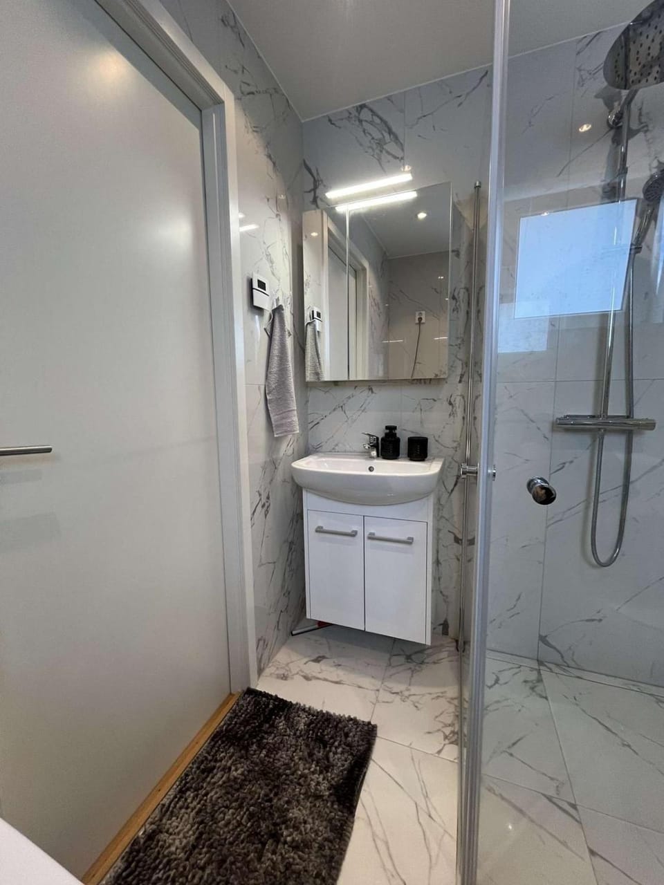 Shower, Bathroom, towels