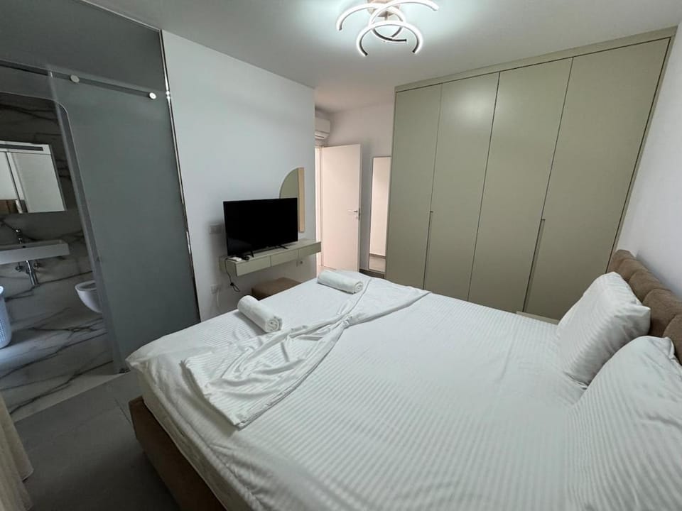 Bed, TV and multimedia, Photo of the whole room, Bedroom, towels, wardrobe, air conditioner