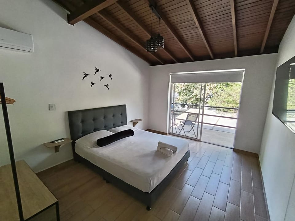 Bed, TV and multimedia, Balcony/Terrace, Photo of the whole room, Bedroom, towels, air conditioner