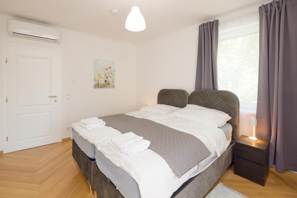 Bed, Photo of the whole room, Bedroom, air conditioner