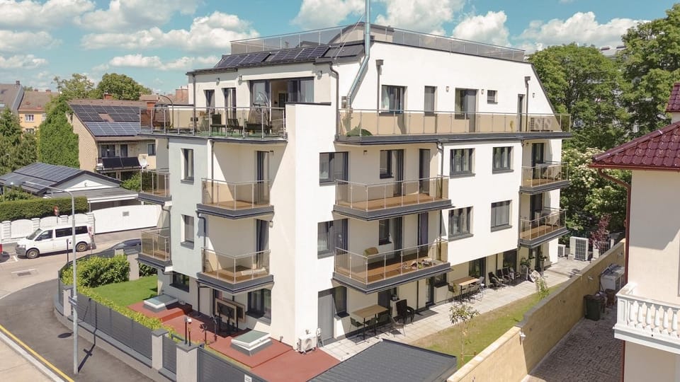 Property building, Day, Neighbourhood, Location, Parking