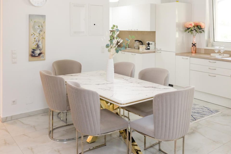 Kitchen or kitchenette, Living room, Seating area, Dining area
