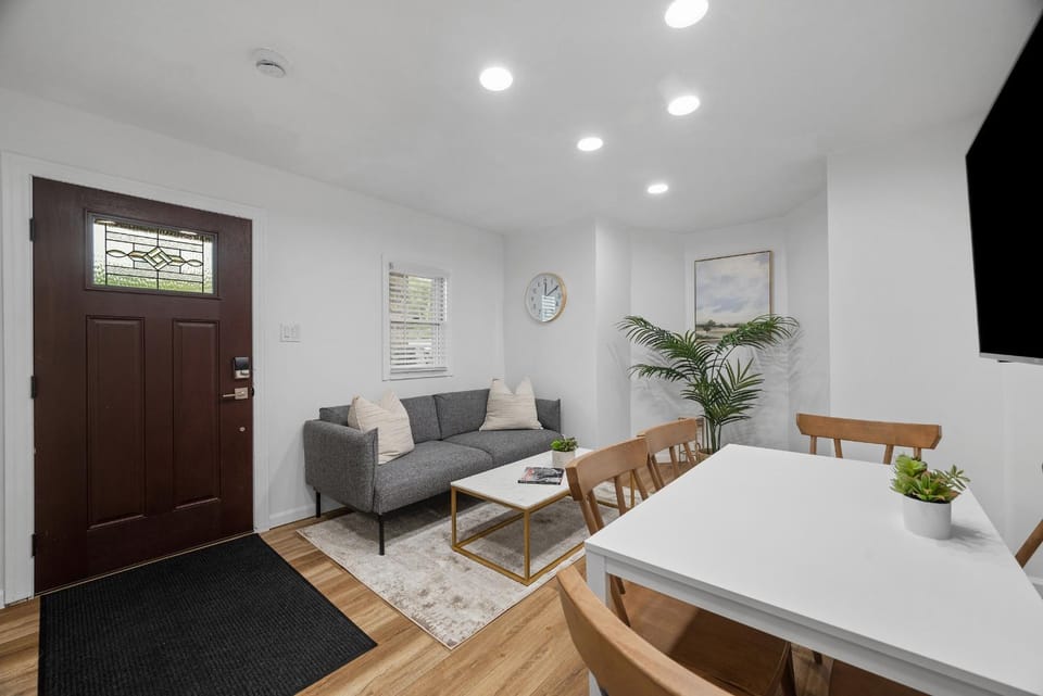 Modern & Spacious Four Bedroom Apartment in Gibsonia, Pittsburgh, Unit 1 Apartment in Allegheny River