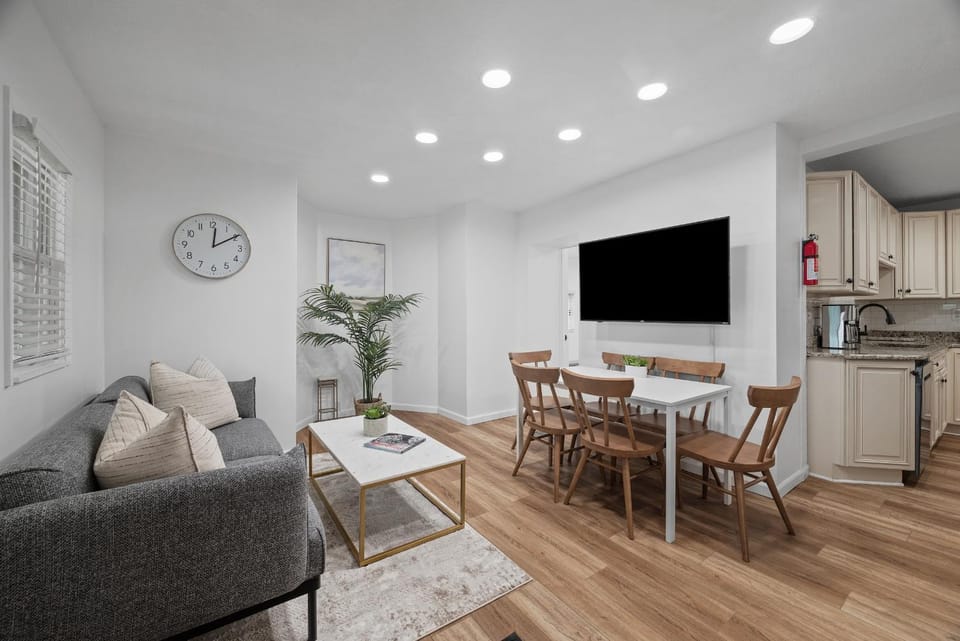 Modern & Spacious Four Bedroom Apartment in Gibsonia, Pittsburgh, Unit 1 Apartment in Allegheny River