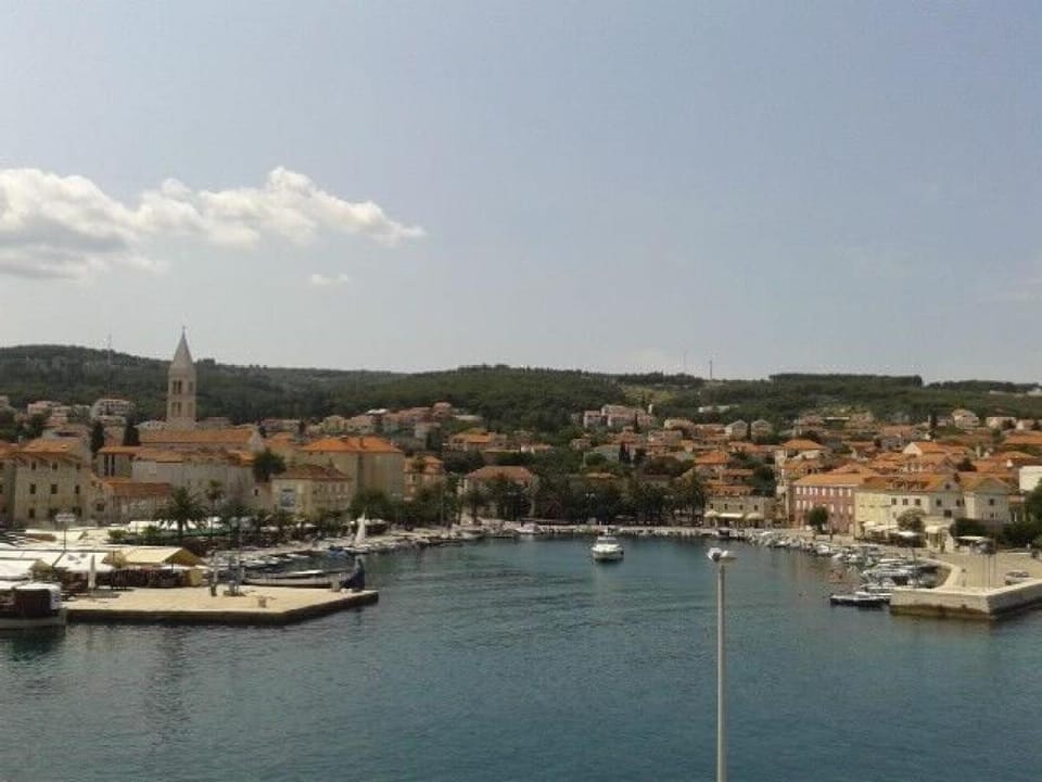 Nearby landmark, Beach, Location