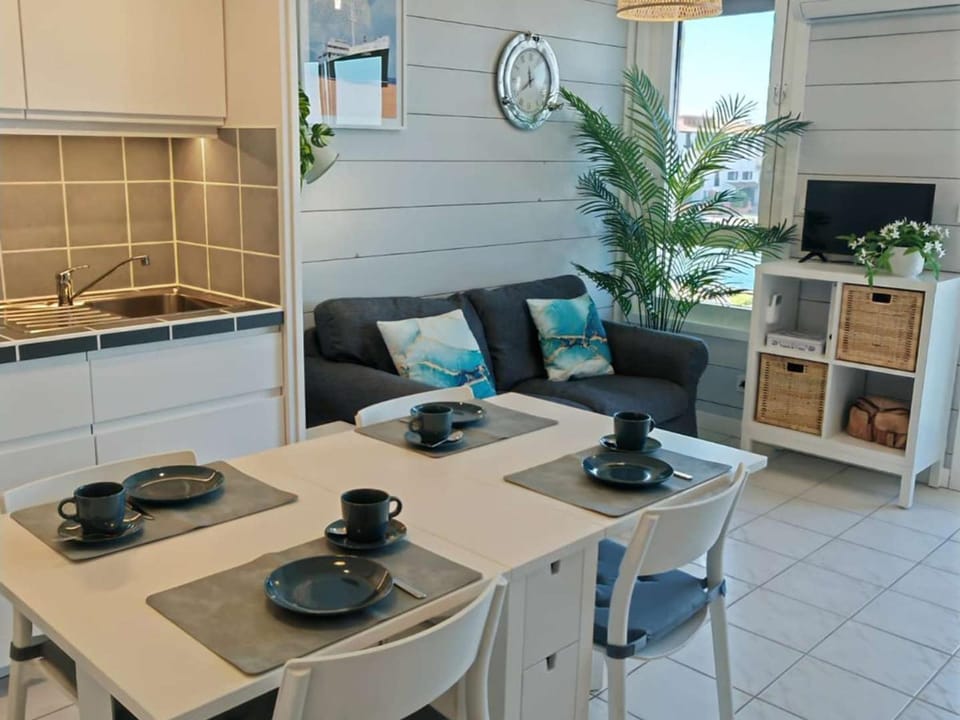 T2 Mezzanine Climatisé avec Parking au Bord de l'Eau - FR-1-195-118 Apartment in Le Barcarès