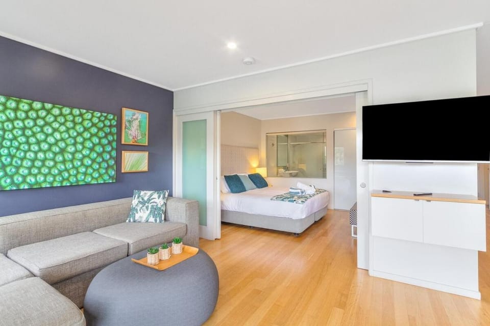 Bed, TV and multimedia, Living room, Seating area, Bedroom
