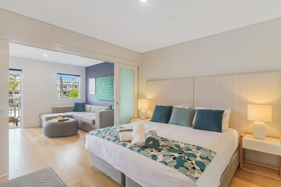 Bed, Seating area, Bedroom