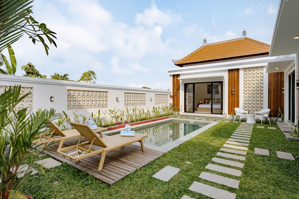 Property building, Patio, Spring, Day, Natural landscape, Garden, Garden view, Pool view, Swimming pool, sunbed