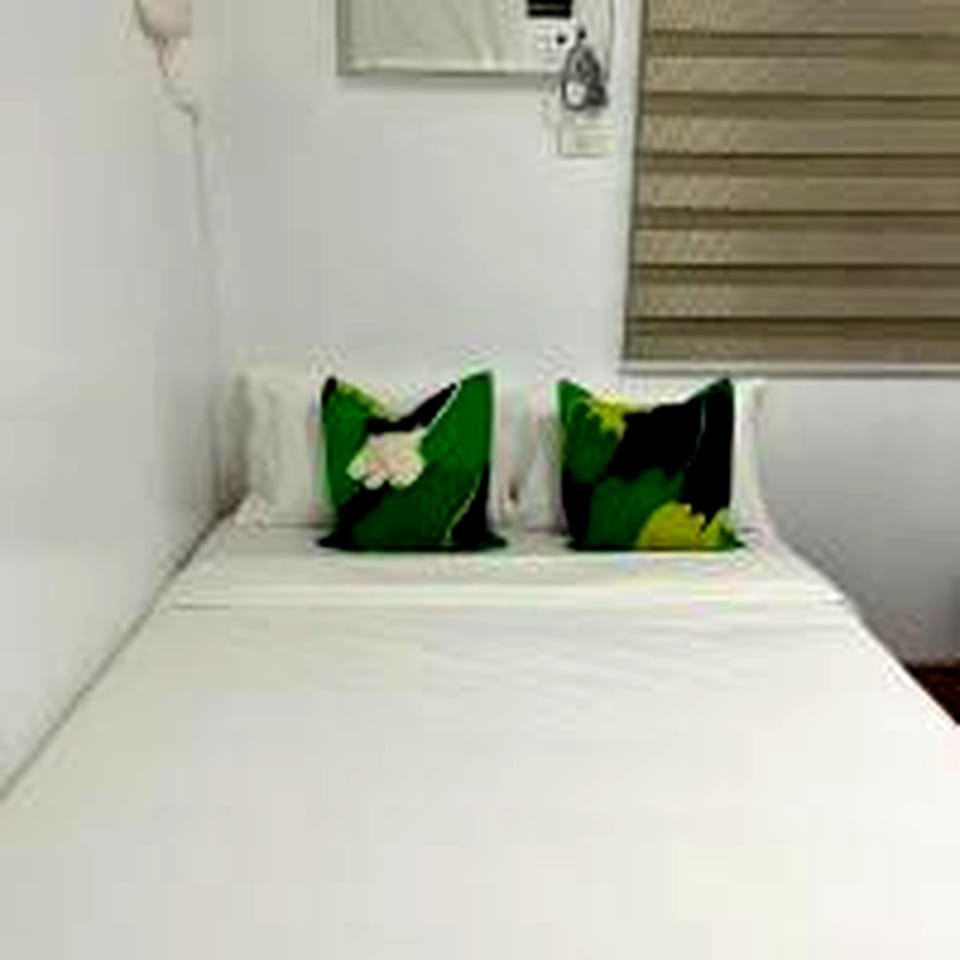 3BR Pioneer Condo, Boni Edsa MRT linked, with netflix2 Apartment in Mandaluyong