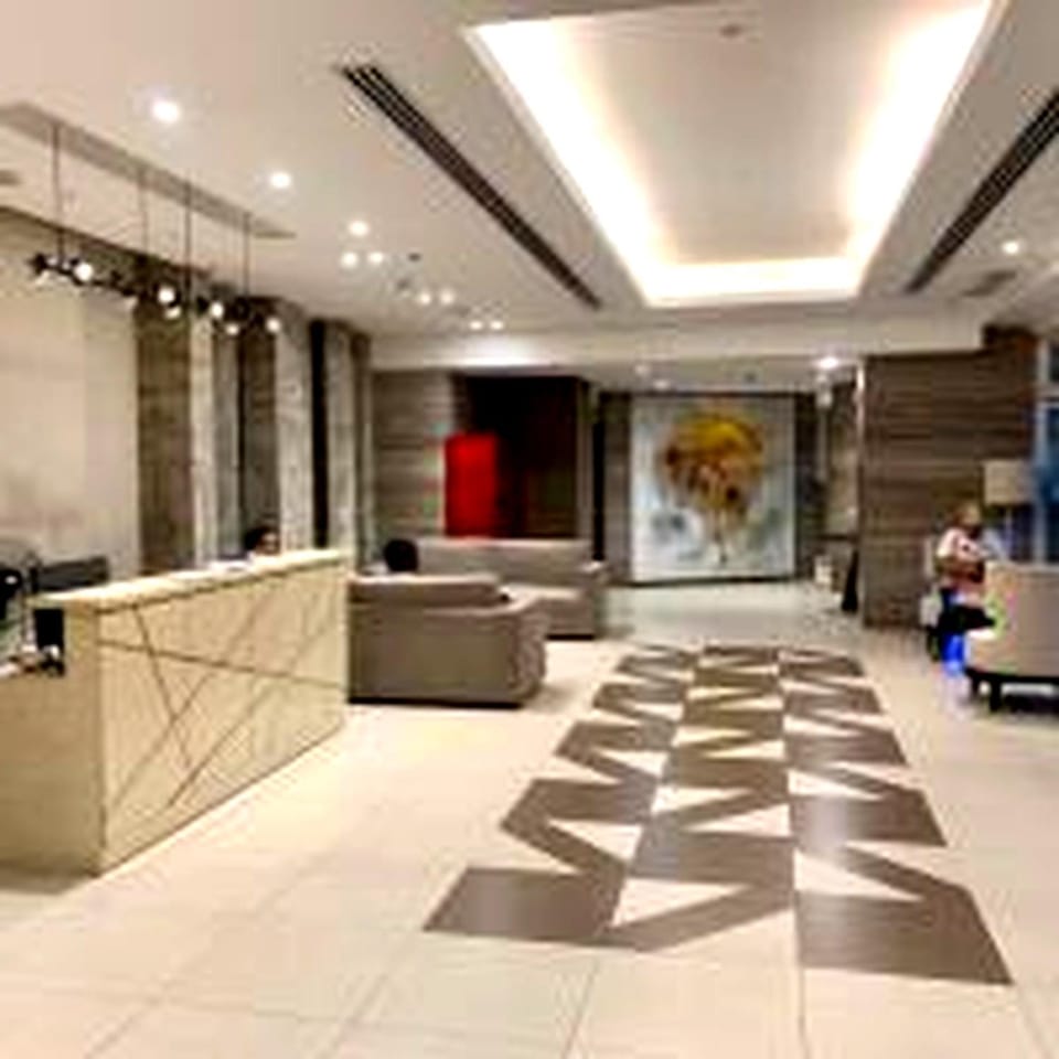 3BR Pioneer Condo, Boni Edsa MRT linked, with netflix2 Apartment in Mandaluyong