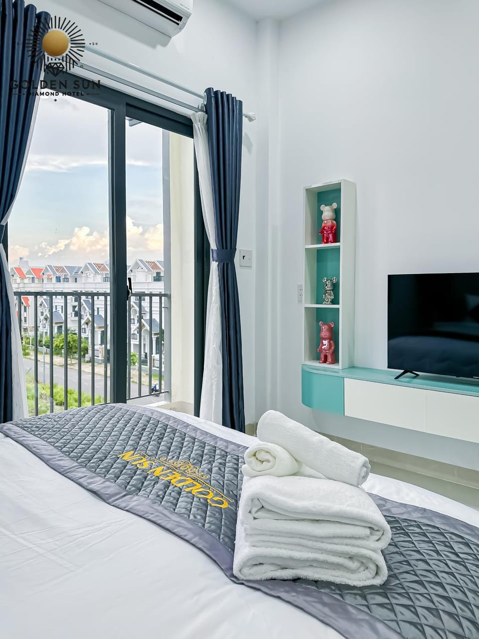 Photo of the whole room, Bedroom