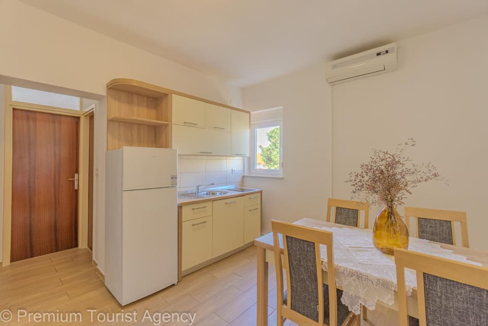 Kitchen or kitchenette, Dining area, pet friendly, stove, air conditioner